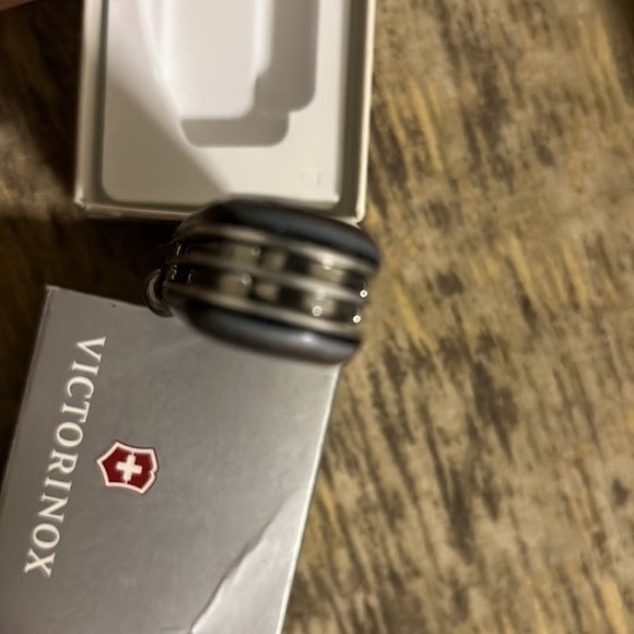 NEW Victorinox RARE ‘Limited Edition’ collectible - Picture 7 of 11